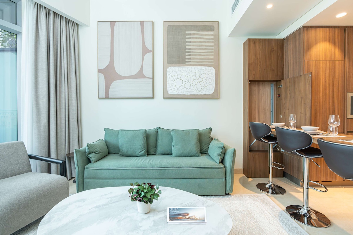 Vardagsrummet är utformat för komfort med en plyschsoffa