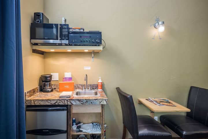New Listing! Main Street Retreat | Moab Studio - Moab, UT