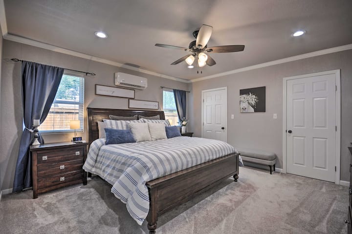 Prostrana glavna spavaća soba s bračnim krevetom, ugodnom rasvjetom i modernim detaljima.