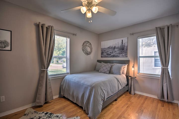 Svijetla spavaća soba s bračnim krevetom (160 – 179 cm) i velikim prozorima.