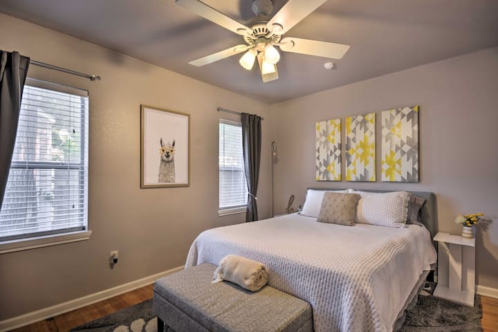 Spavaća soba s udobnim krevetom i umirujućim uređenjem.