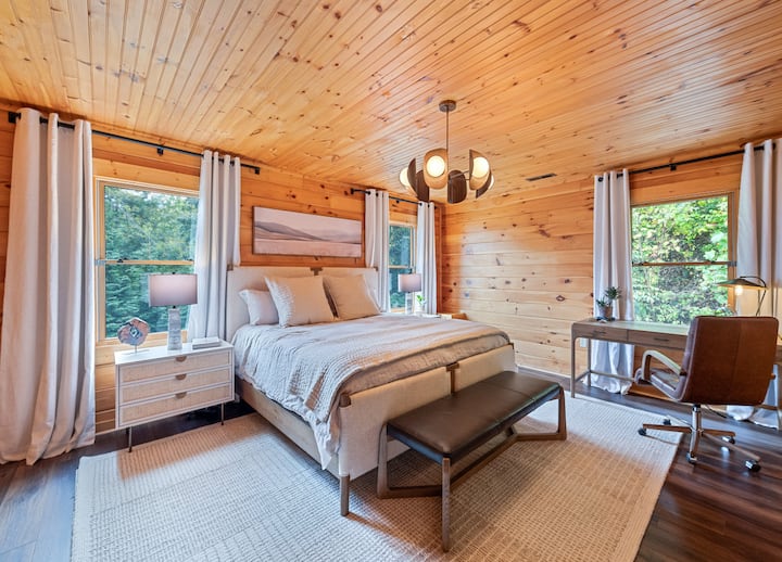 Ძირითადი დიდი საძინებელი სამუშაო მაგიდითა და სააბაზანოთი