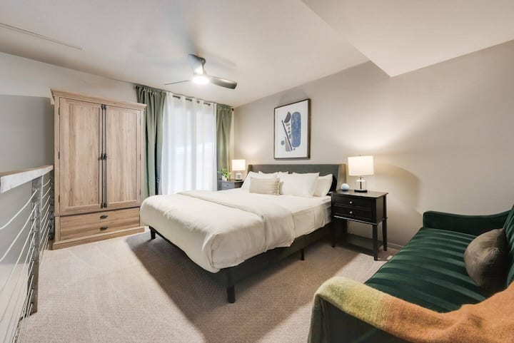 ห้องนอนลอฟท์ชั้นบนมีพื้นที่กว้างขวางพร้อมเตียงคิงไซส์ เครื่องนอนระดับพรีเมียม และโทนสีธรรมชาติที่สงบสุขที่ออกแบบมาเพื่อการพักผ่อนยามค่ำคืน