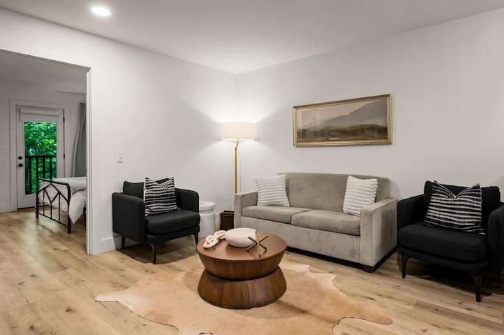 Სრული ზომის გასაშლელი დივანი.