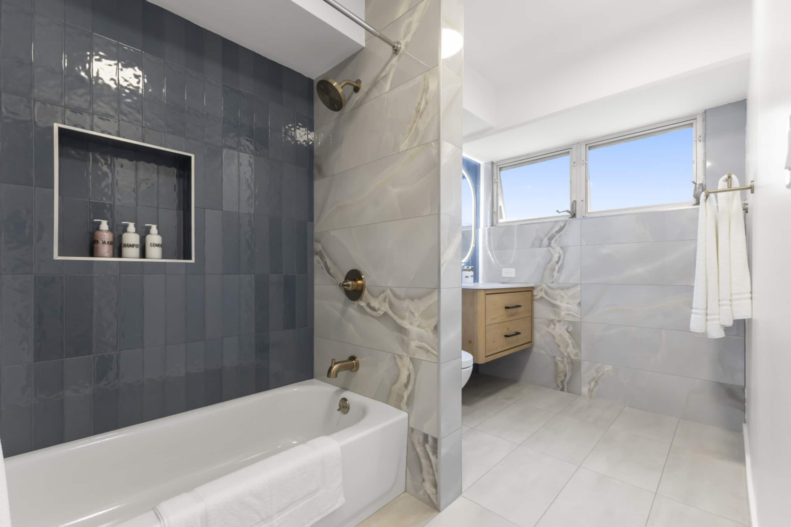 Condo in Honolulu · ★4.91 · 2 bedrooms · 5 beds · 2 private baths - Image 26