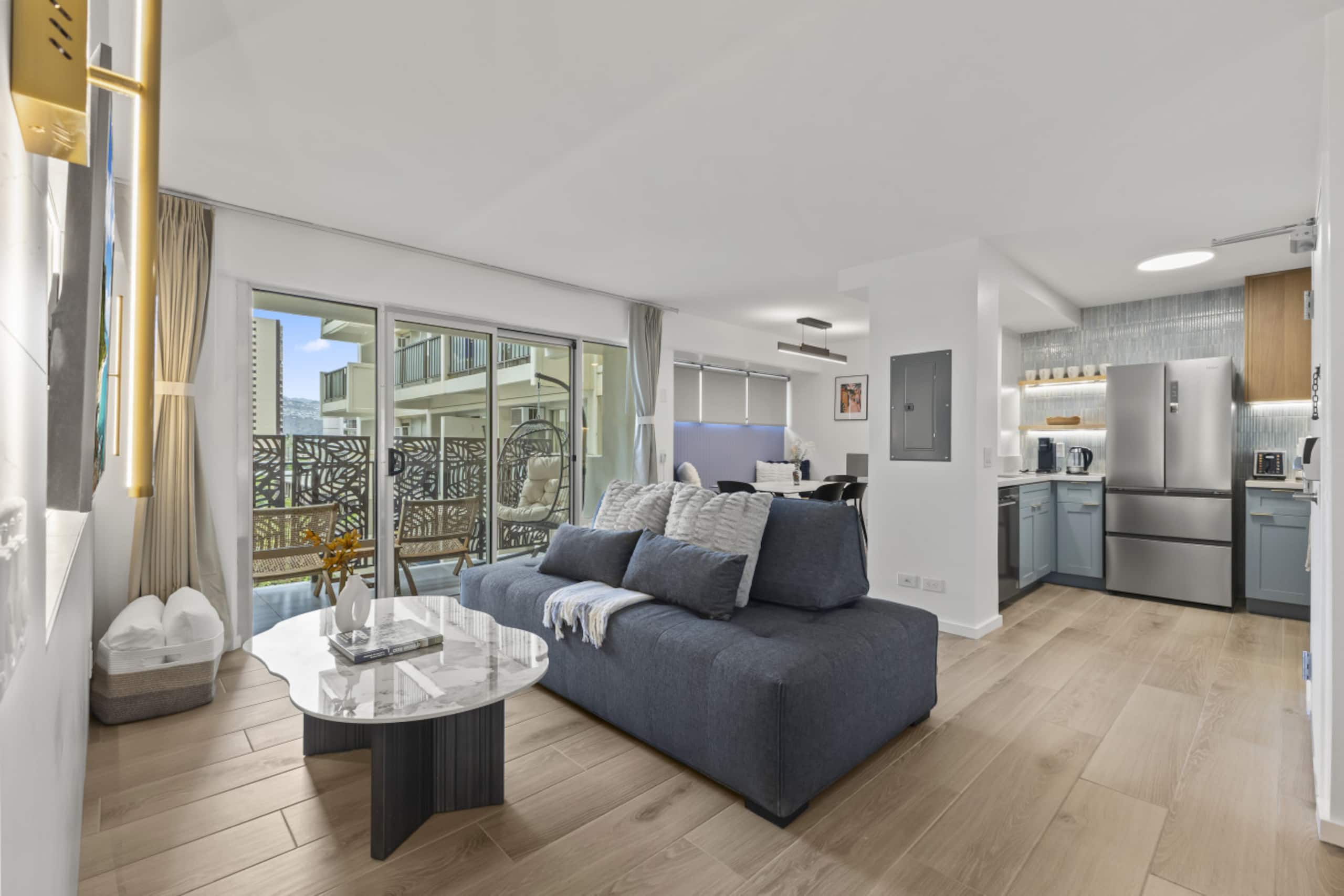 Condo in Honolulu · ★4.91 · 2 bedrooms · 5 beds · 2 private baths - Image 3