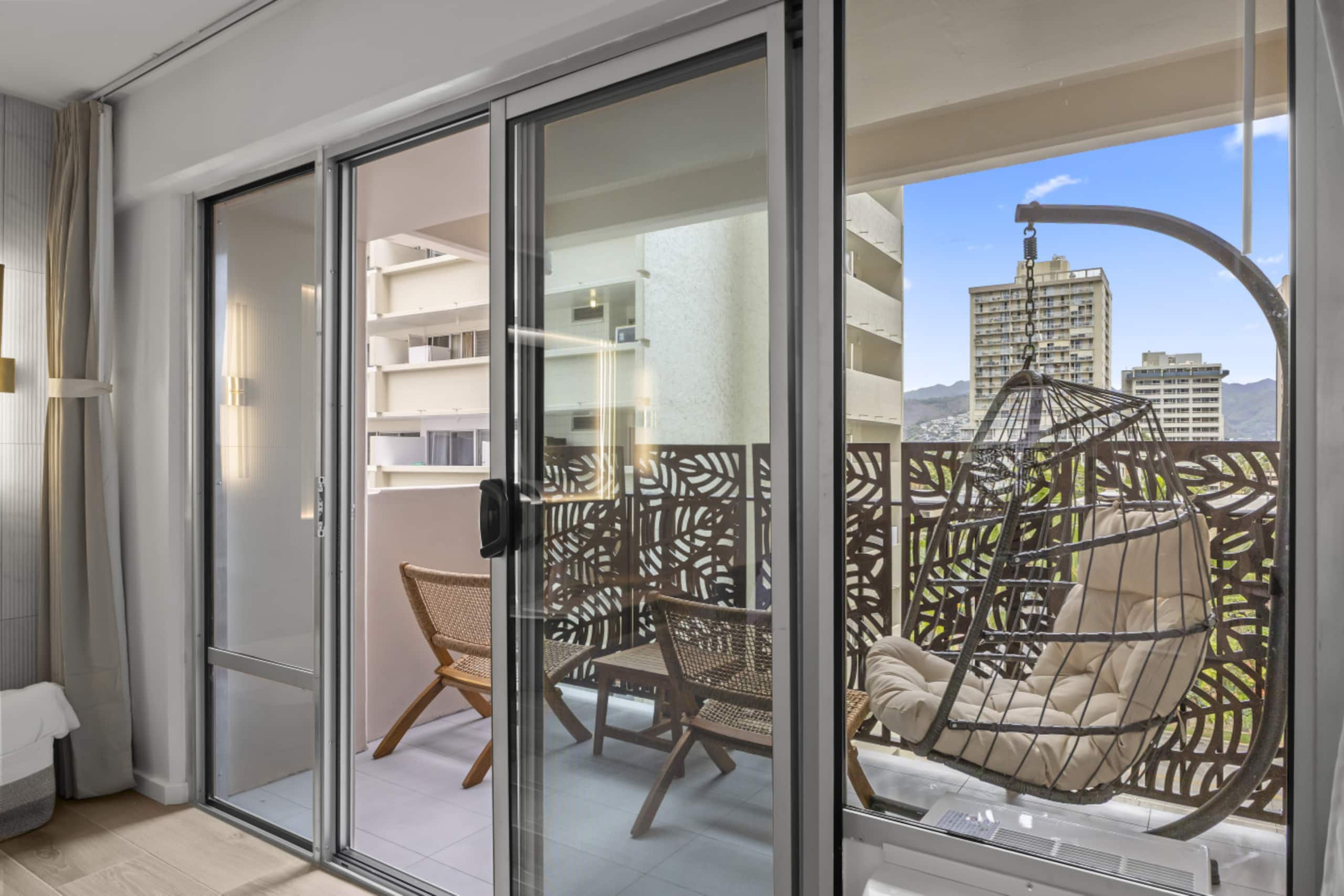 Condo in Honolulu · ★4.91 · 2 bedrooms · 5 beds · 2 private baths - Image 34