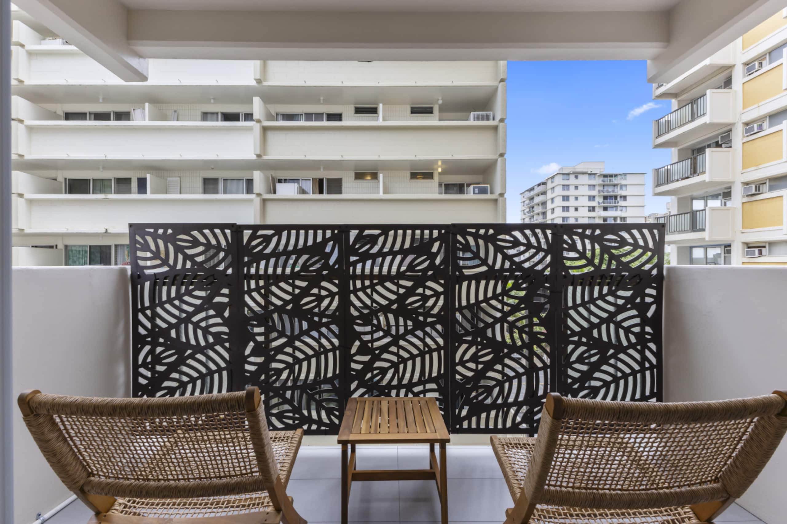 Condo in Honolulu · ★4.91 · 2 bedrooms · 5 beds · 2 private baths - Image 36