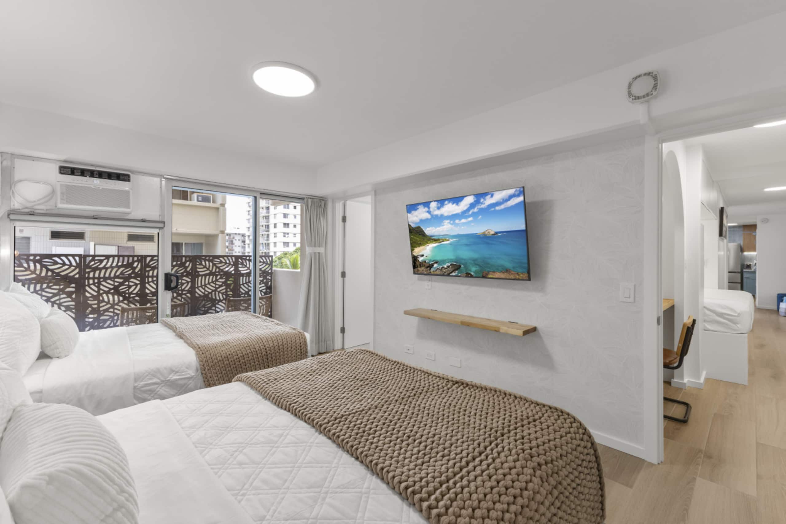 Condo in Honolulu · ★4.91 · 2 bedrooms · 5 beds · 2 private baths - Image 25