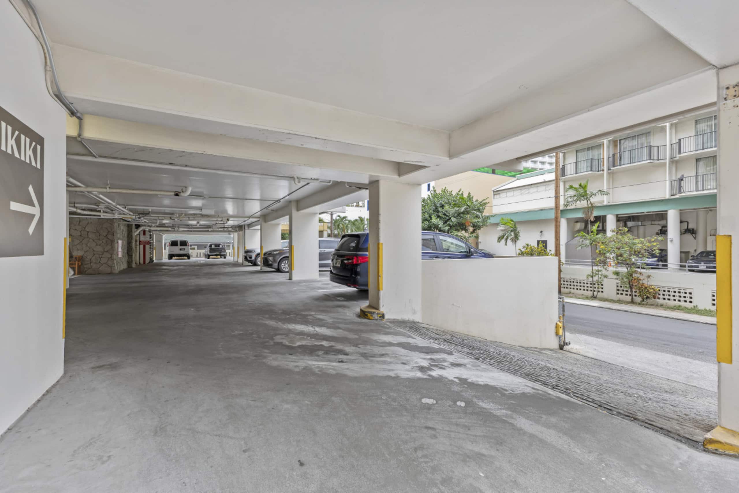 Condo in Honolulu · ★4.91 · 2 bedrooms · 5 beds · 2 private baths - Image 38