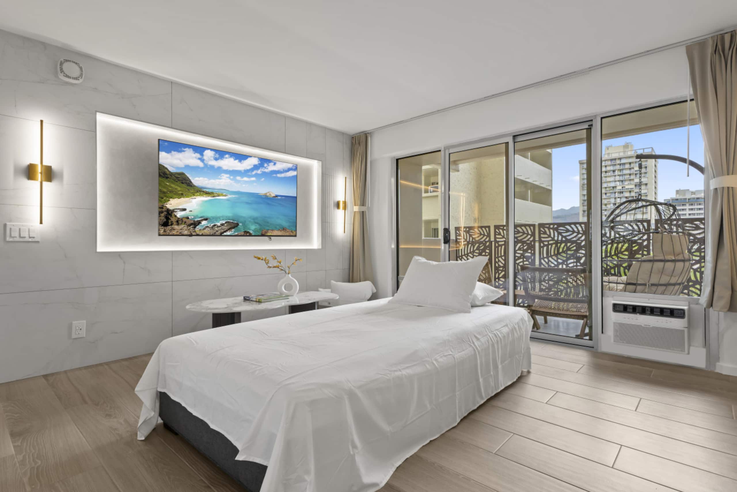 Condo in Honolulu · ★4.91 · 2 bedrooms · 5 beds · 2 private baths - Image 8