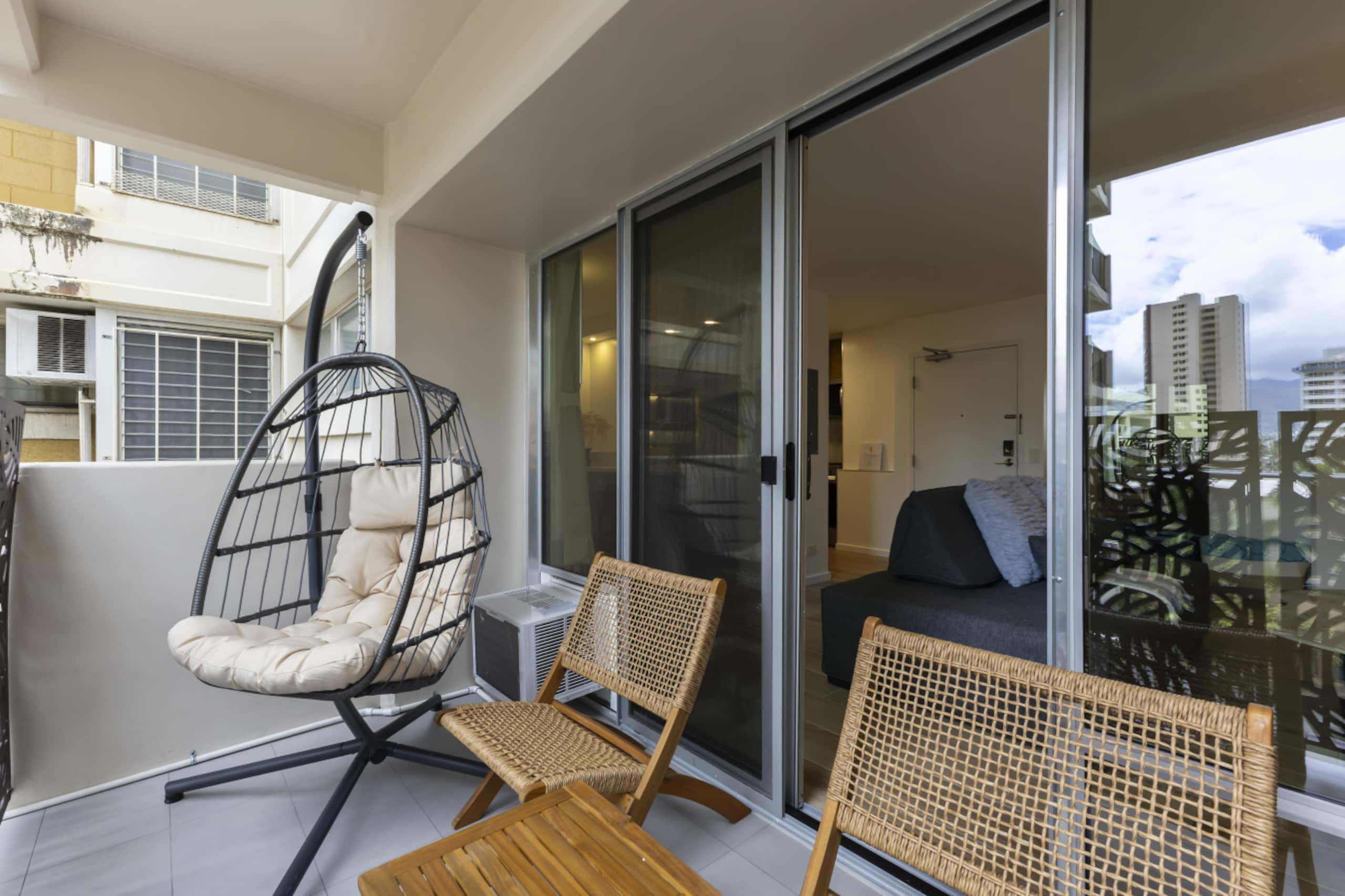 Condo in Honolulu · ★4.91 · 2 bedrooms · 5 beds · 2 private baths - Image 35