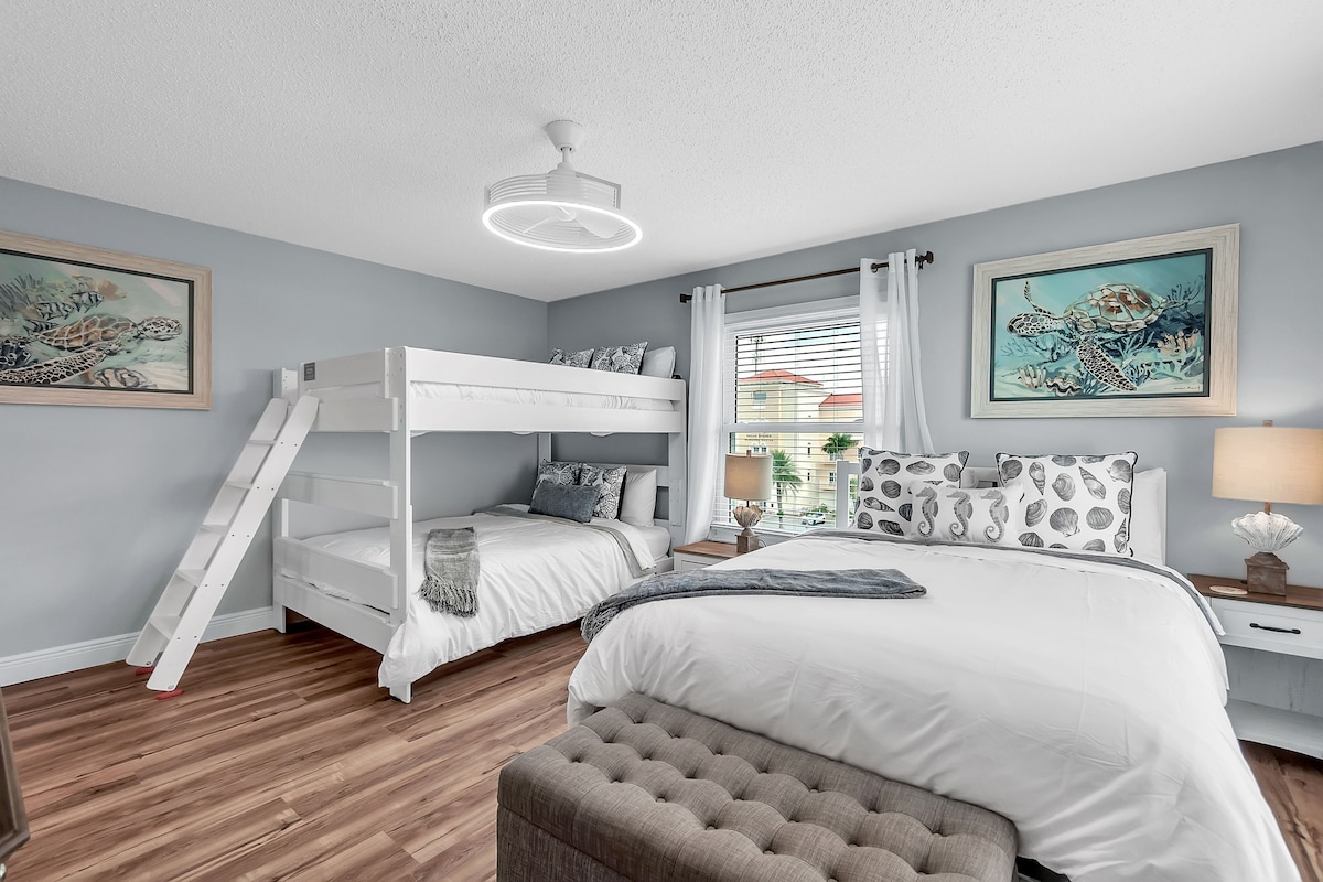 سرير بطابقين بحجم كوين وسرير منفصل بحجم كوين