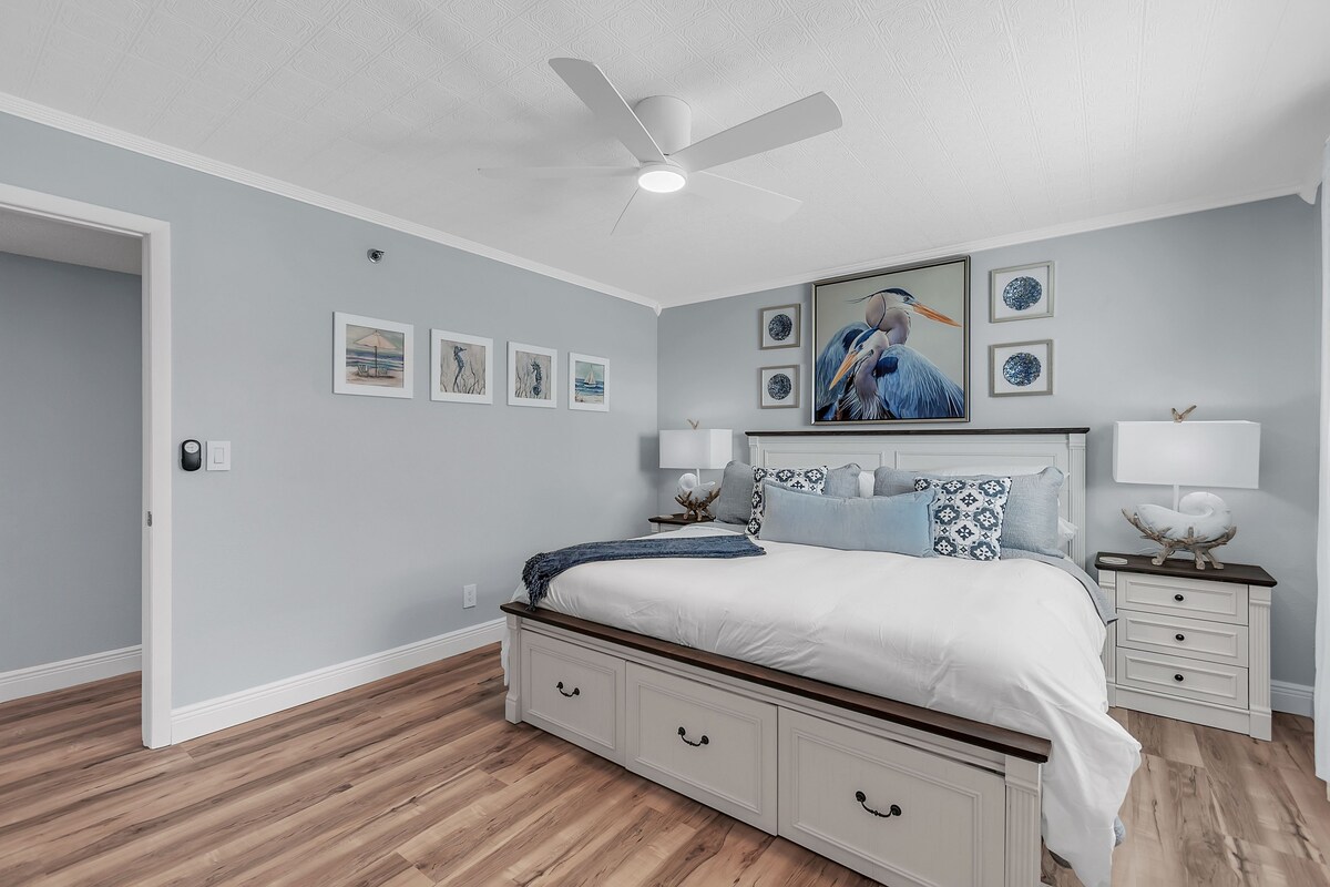 غرفة نوم رئيسية بسرير كبير