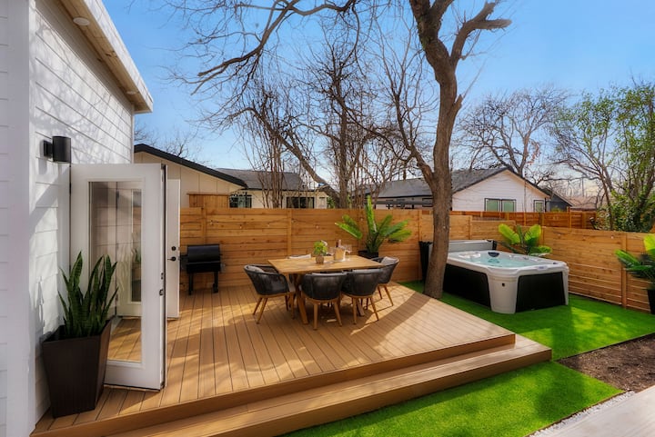Sunflower House | Luxe Retreat W/ Sauna + Hot Tub - Austin, TX