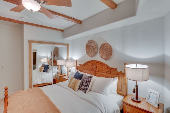 Chambre 3 | Grand lit | Suite élégante avec coin salon