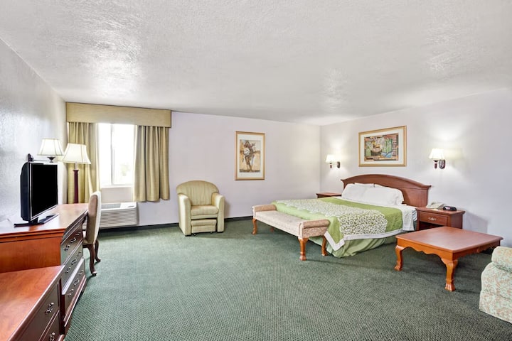 1 King Bed | Days Inn Fullerton | Free Breakfast - Brea, CA