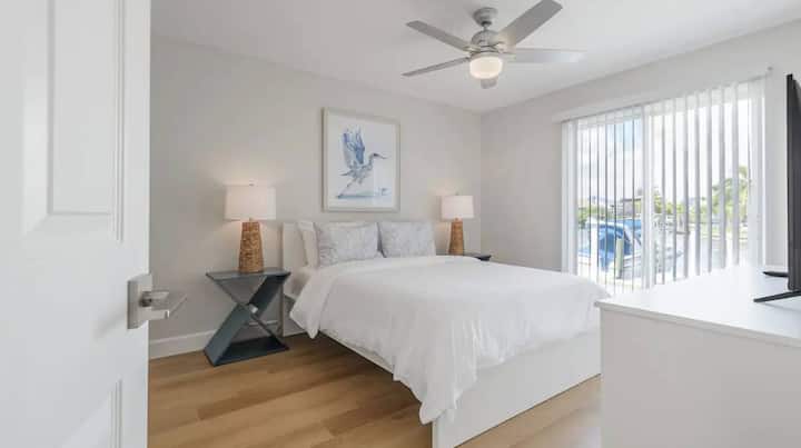 明亮宁静的卧室，配有豪华白色床，现代化的装饰。 享受自然光线、柔和色调和宁静舒适，让您睡个好觉。