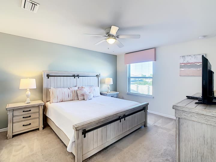 -配备现代农舍家具和风格的特大号卧室  
-柔和的色调营造出宁静的佛罗里达度假胜地  
-宽敞的设计，非常适合情侣或家庭入住