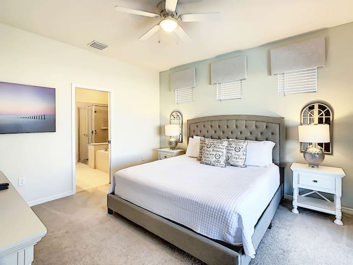 -明亮的特大号卧室，装饰优雅，舒适温馨  
-宽敞的布局，柔和的照明，让您享受宁静的夜晚  
- 理想的奥兰多度假胜地，距离套房卫生间仅几步之遥