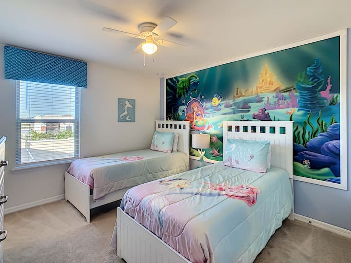 -带彩色艺术品的美人鱼主题儿童房  
- 舒适的双床客房，非常适合在佛罗里达度假  
-非常适合小旅行者的家庭空间，靠近公园
