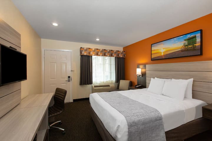 Days Inn Fisherman's Wharf Aquarium | King Room - Monterey, CA