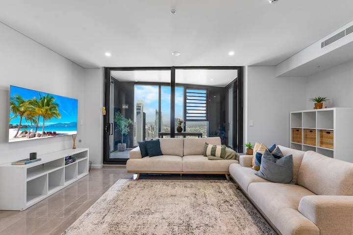 ผ่อนคลายอย่างสบายใจด้วยวิวทะเลและเส้นขอบฟ้าที่ล้อมรอบด้วยประตูกระจกสูงเต็มบานที่เชื่อมต่อกับระเบียง