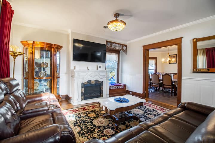 Pool Table • Fire Pit  • Spacious Home - Edinburg, VA