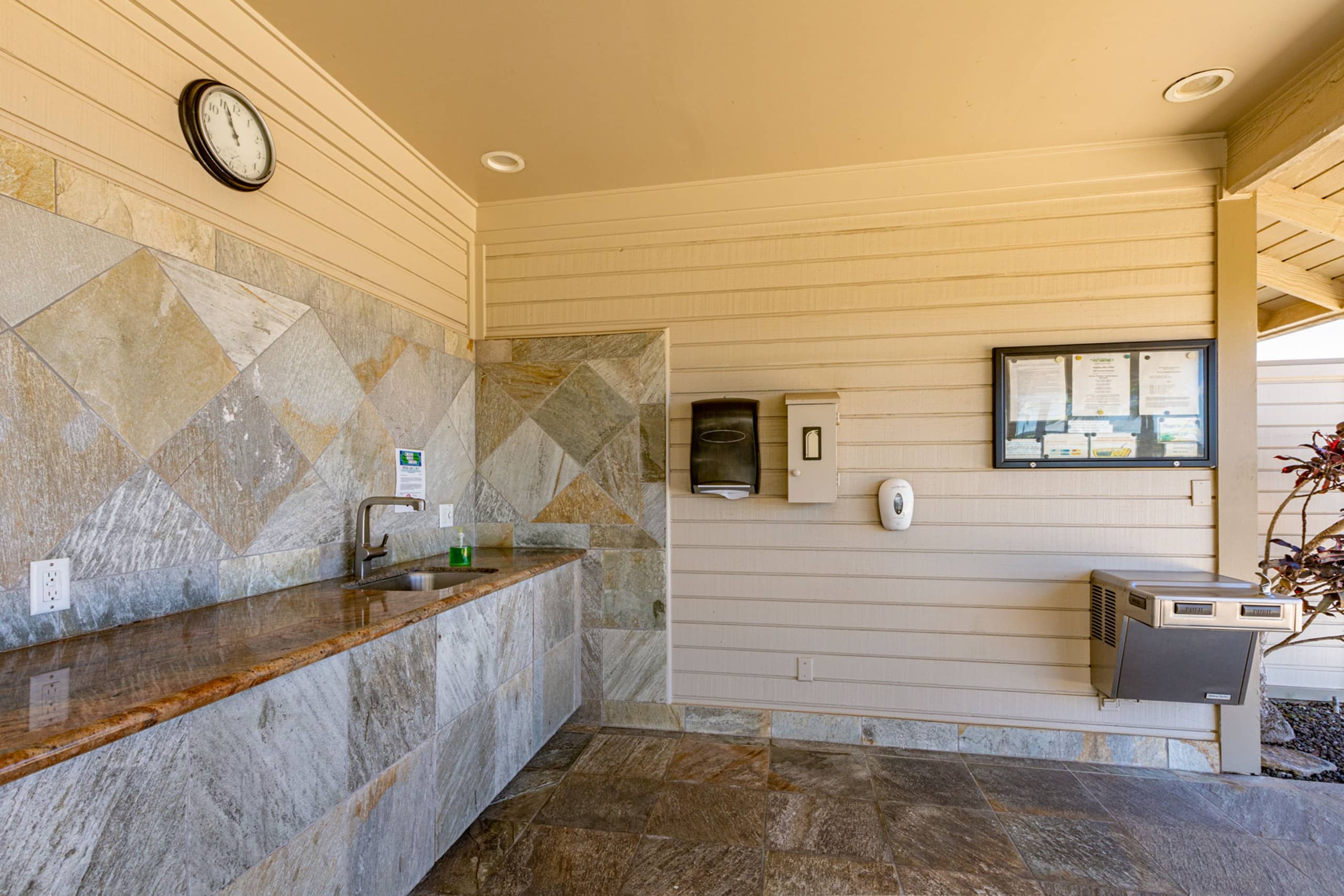 Condo in Lahaina · ★5.0 · 1 bedroom · 1 bed · 1 bath - Image 72