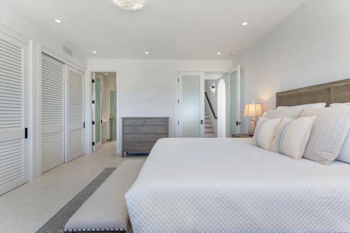 Amplio dormitorio con cama tamaño king y acceso directo al baño privado.