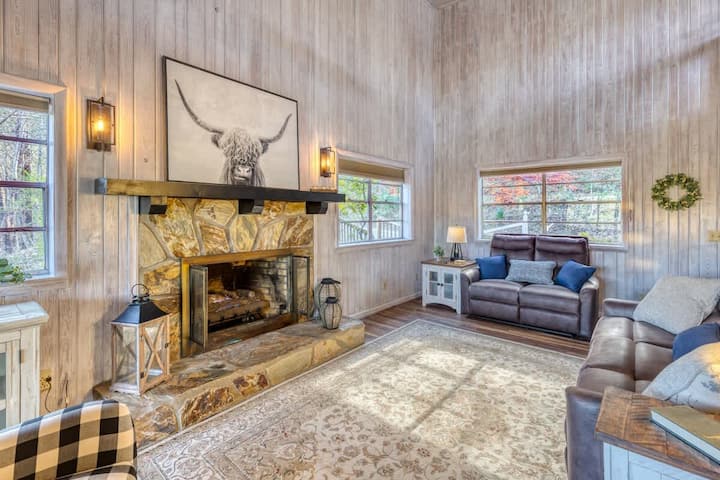 Best Aska Location | River Views, Hot Tub & Games - Blue Ridge, GA