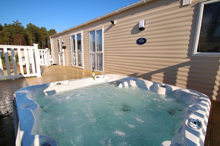 Oakdene 3 Bedroom Sublime Caravan With Hot Tub - Ringwood