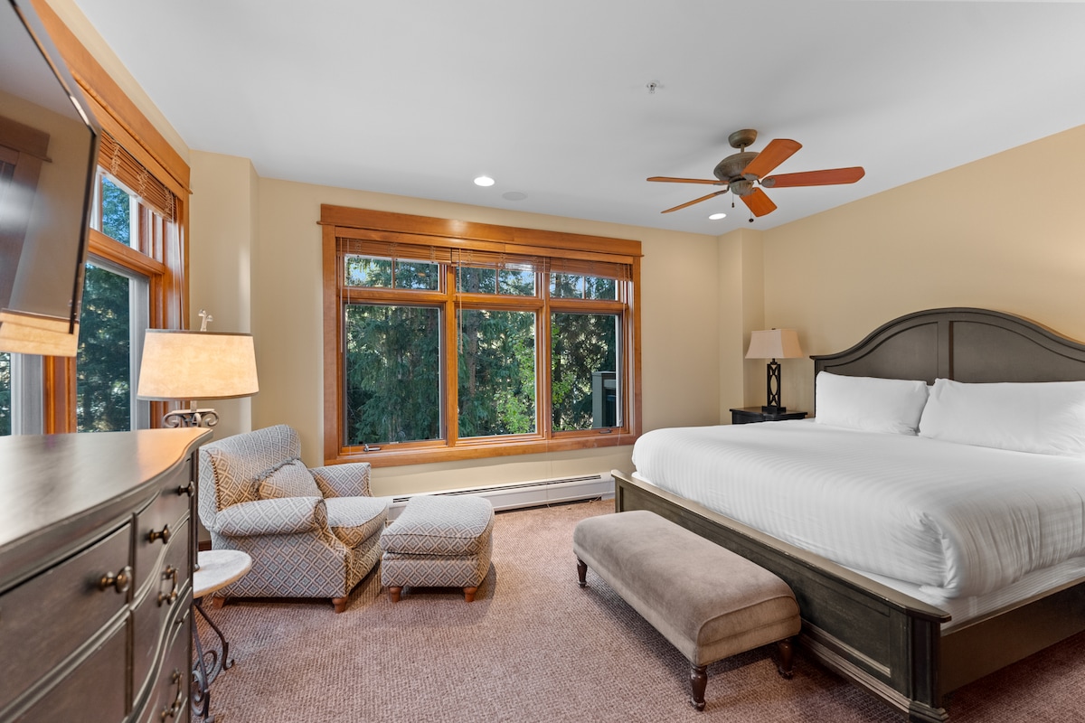 De hoofdslaapkamer heeft een kingsize bed, een gemonteerde tv en een eigen badkamer. 