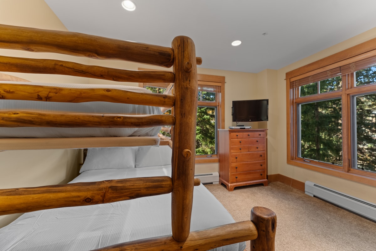 De vierde slaapkamer is voorzien van een stapelbed met een tv. 