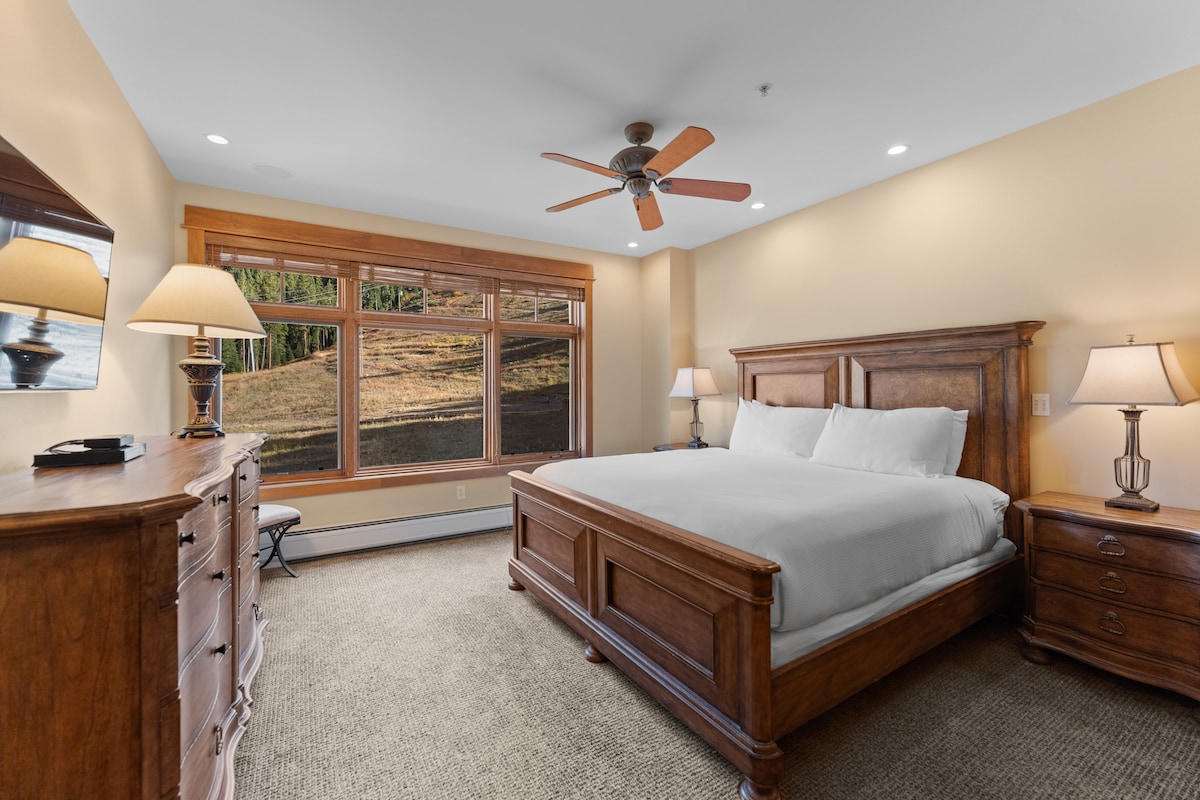 De tweede slaapkamer heeft een kingsize bed, een gemonteerde tv en een eigen badkamer. 