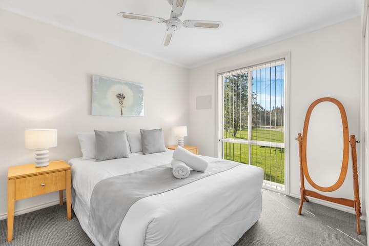 ห้องนอนใหญ่พร้อมเตียงควีนไซส์