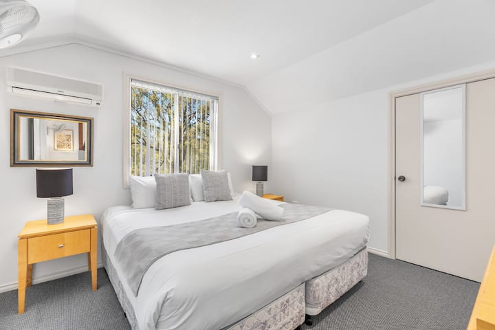 ห้องนอนชั้นบนพร้อมเตียงคิงไซส์