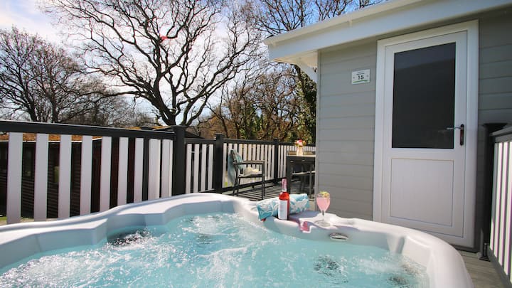 Oakdene 2 Bedroom Superior+ Lodge With Hot Tub - Bournemouth