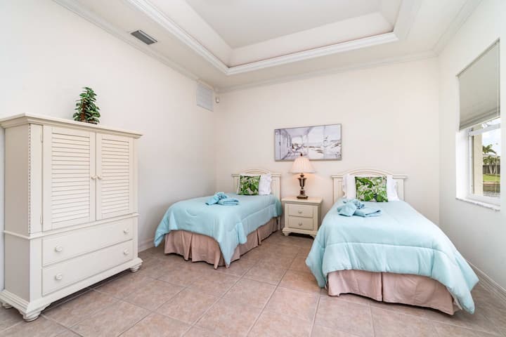 Este dormitorio está parcialmente cerrado y separado por un divisor de habitación en lugar de una puerta tradicional. Ubicado en la parte trasera de la casa