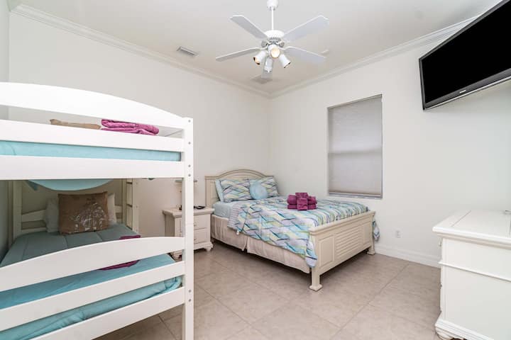 El tercer dormitorio tiene una cama doble y literas, televisor inteligente, ventilador de techo.