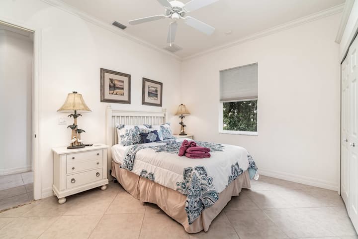 El dormitorio 2 tiene cama tamaño queen para los huéspedes. Ubicado en la parte delantera de la casa.