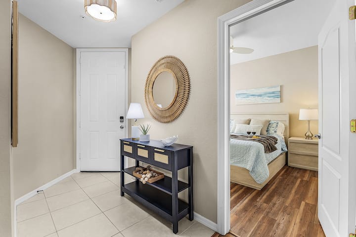 Entrada con nuevos muebles y obras de arte.