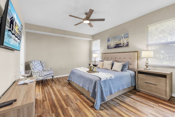 Dormitorio principal con cama tamaño king, TV.