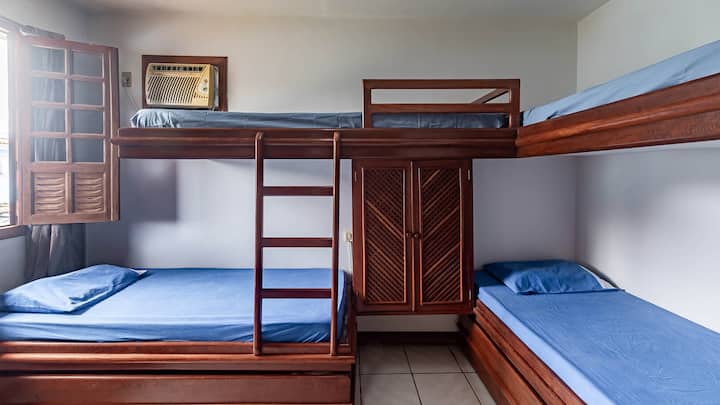 Quarto bem planejado com conforto e praticidade