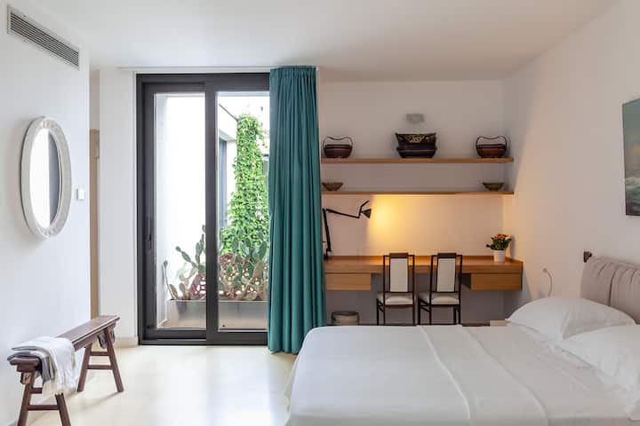Un dormitorio doble con vistas al patio interior (dormitorio 1).