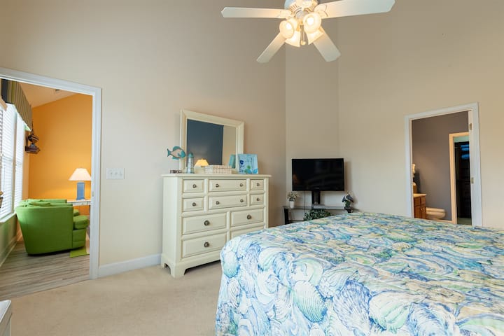 Cama tamaño king en el dormitorio principal en la planta baja.