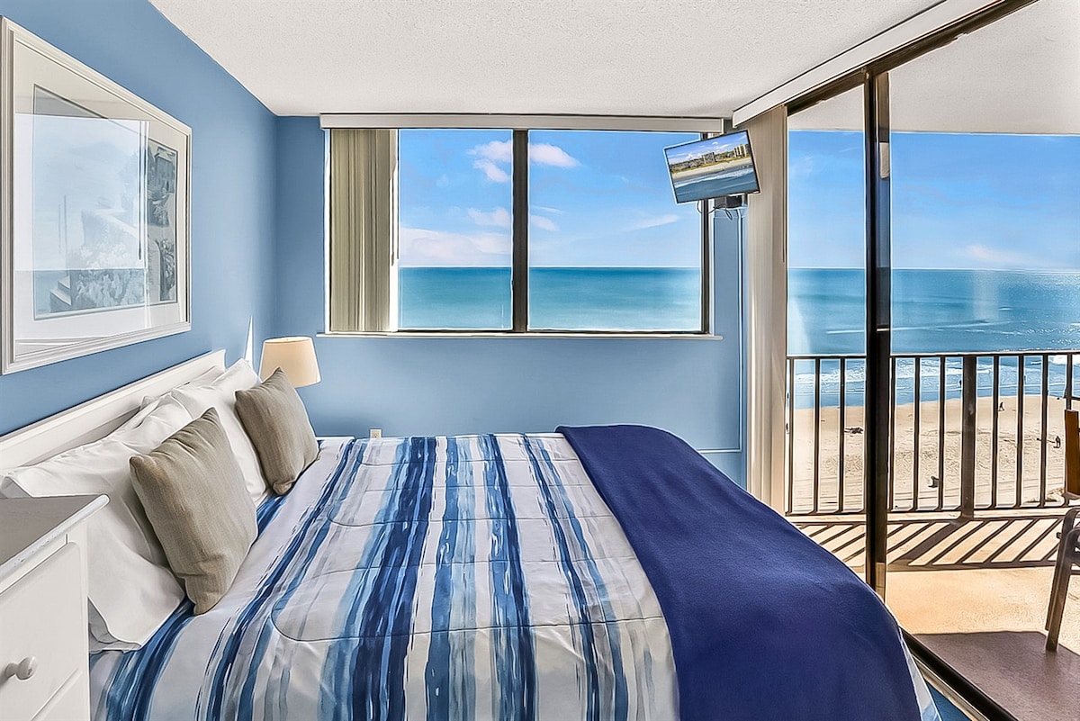 Glavna spavaća soba s pogledom na more i bračnim krevetom (širine 150 – 179 cm)