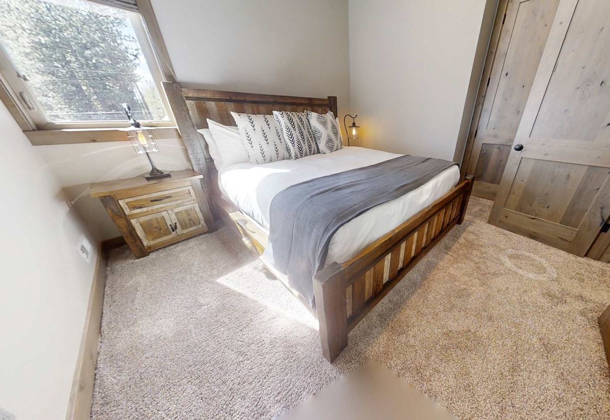 Habitación 303: cama tamaño king, baño privado, planta superior