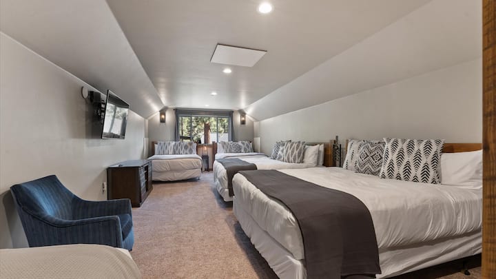 Kamar 304: 2 tempat tidur king, 2 tempat tidur queen, 1 tempat tidur twin, dan 1 tempat tidur bertingkat (tempat tidur twin di atas tempat tidur twin).