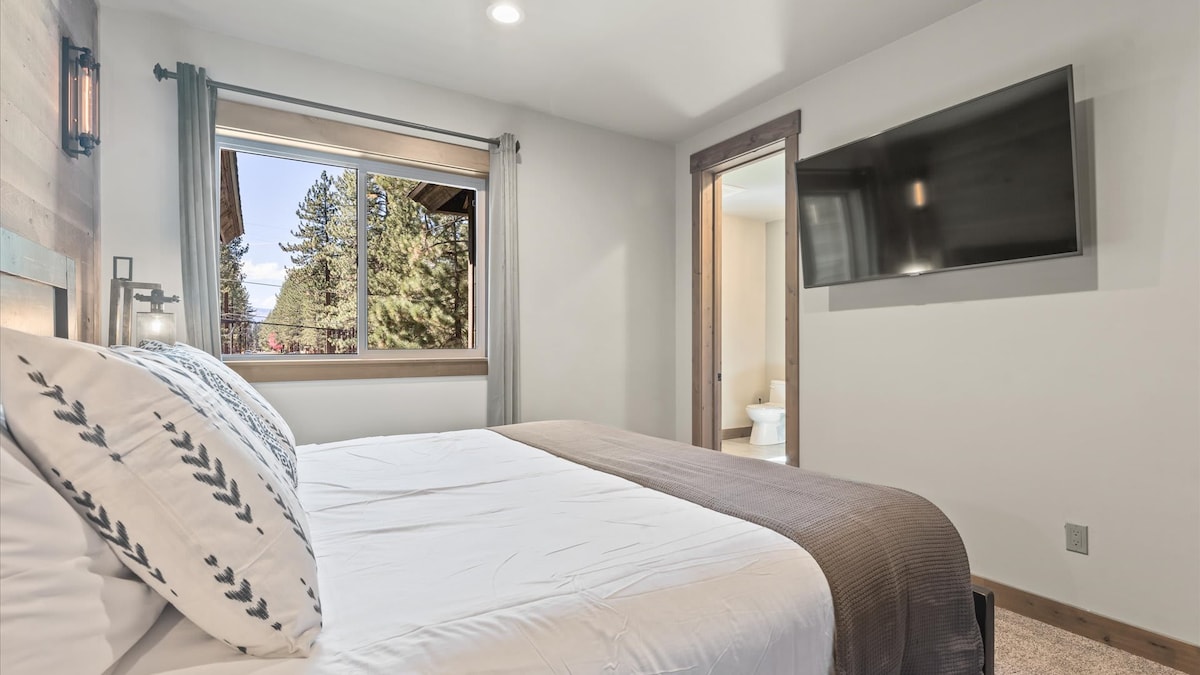 Habitación 203: planta principal, cama tamaño king, lámparas, armario